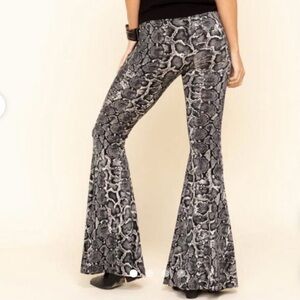 Show Me Your MuMu Black and Gray viper Snakeskin Flare leggings Pants size small